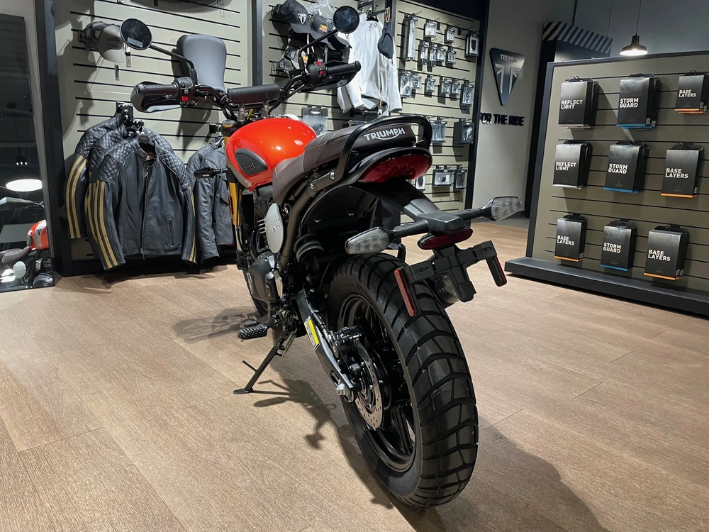 2026 Triumph Scrambler 400 X - Baja Orange / Aluminum Silver alt