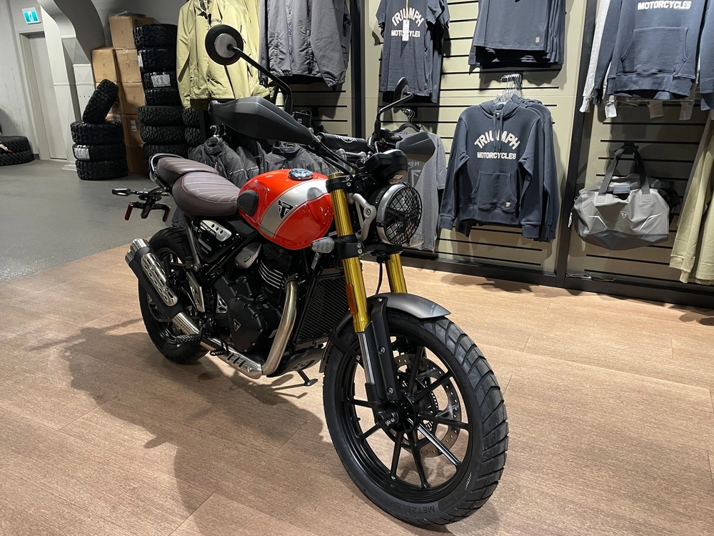 2026 Triumph Scrambler 400 X - Baja Orange / Aluminum Silver alt