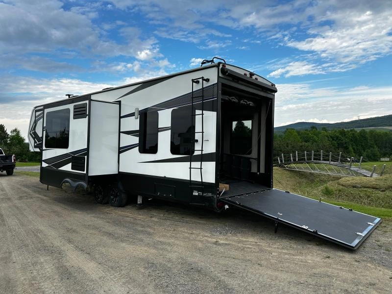 Grand Design Momentum 354m 2018 alt