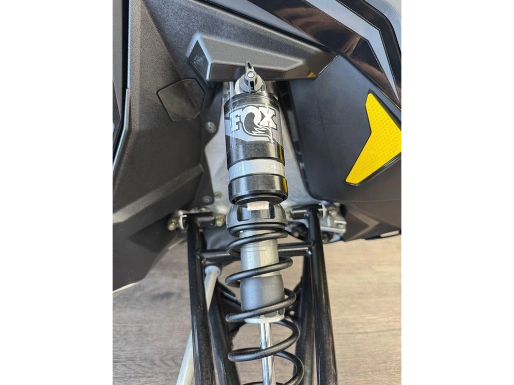 2025 Polaris 650 Indy Adventure 137 Shadow Gray / Gloss Black alt