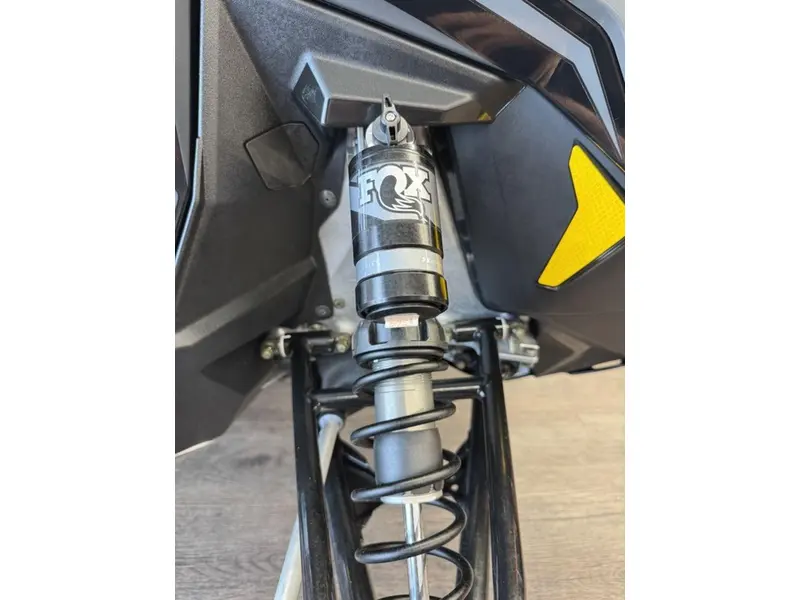 Polaris 650 Indy Adventure 137 Shadow Gray / Gloss Black 2025