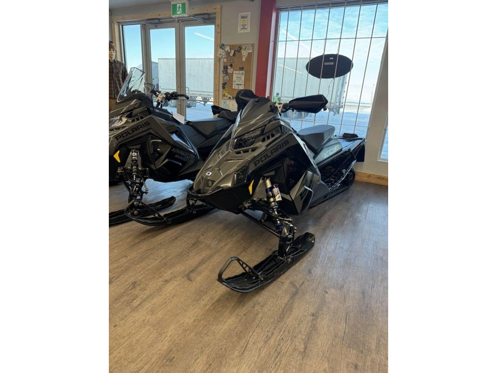 2025 Polaris 850 Indy Xcr 136 Shadow Gray / Gloss Black alt