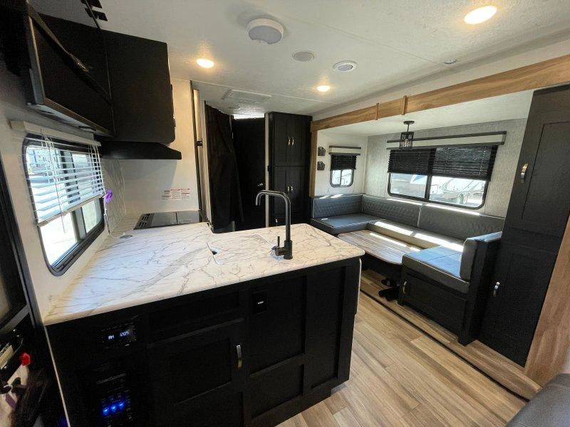 Coachmen Freedom Express 238bhs 2022 alt