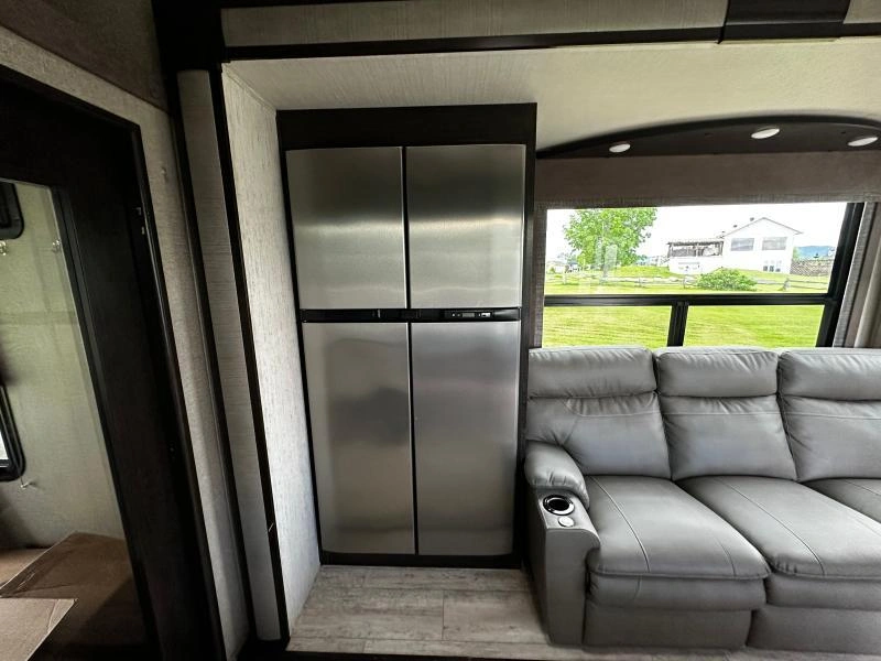 Grand Design Momentum 354m 2018 alt