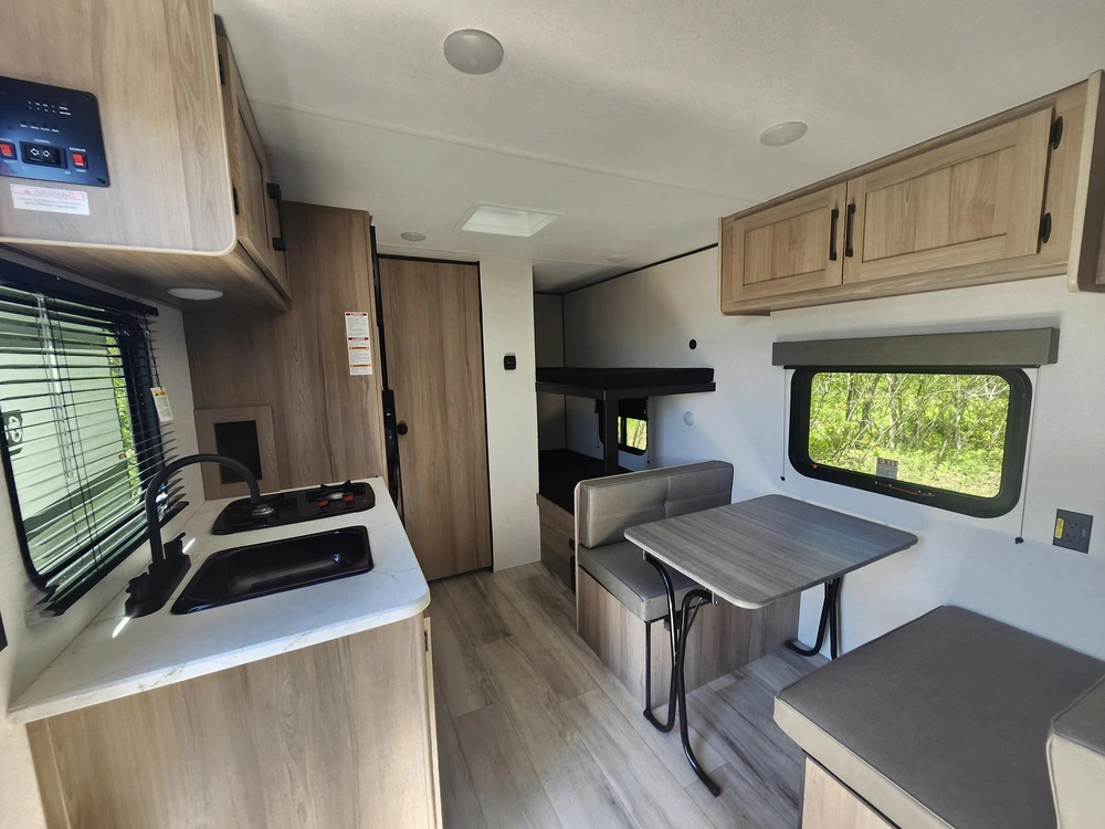 Keystone Rv Coleman 17 B 2025 alt