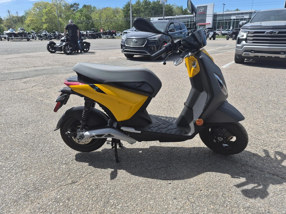 2022 Piaggio Piaggio 1 Active My22 Sunshinemix Greyam alt