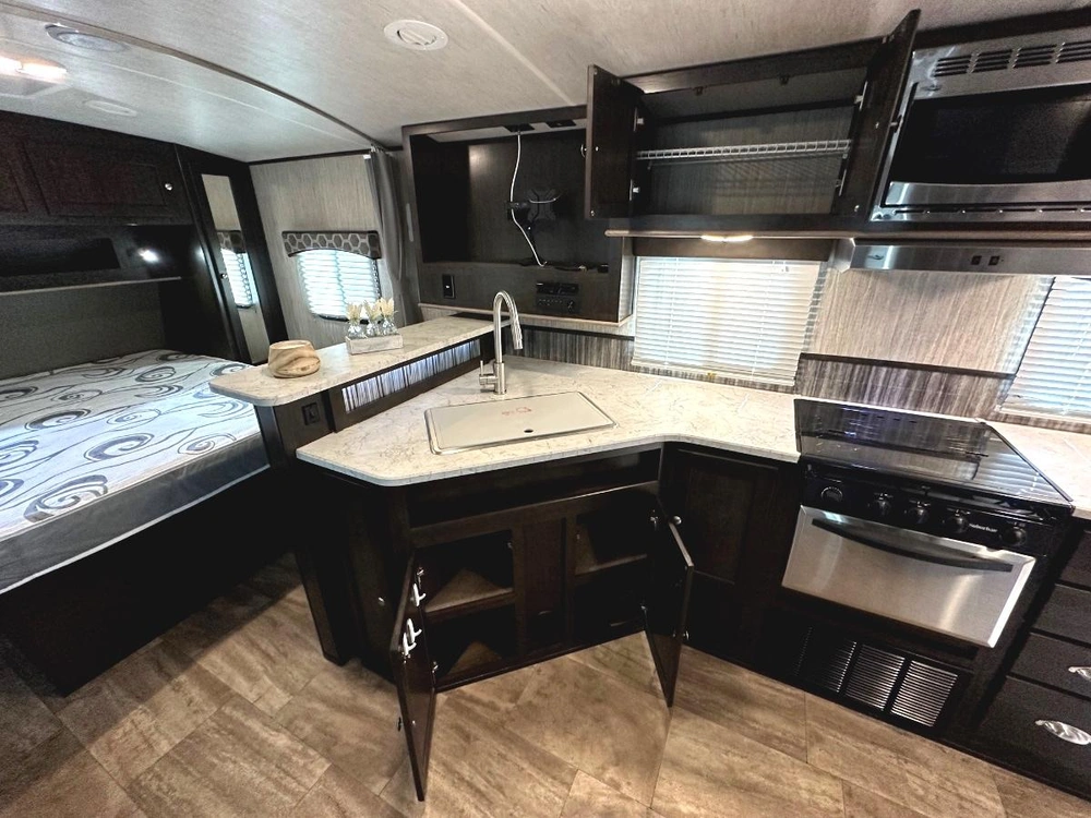 2018 Cruiser Rv Shadow Cruiser 225rbs alt