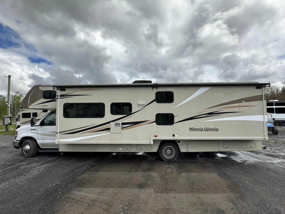 2018 Winnebago Minnie Winnie 31g alt