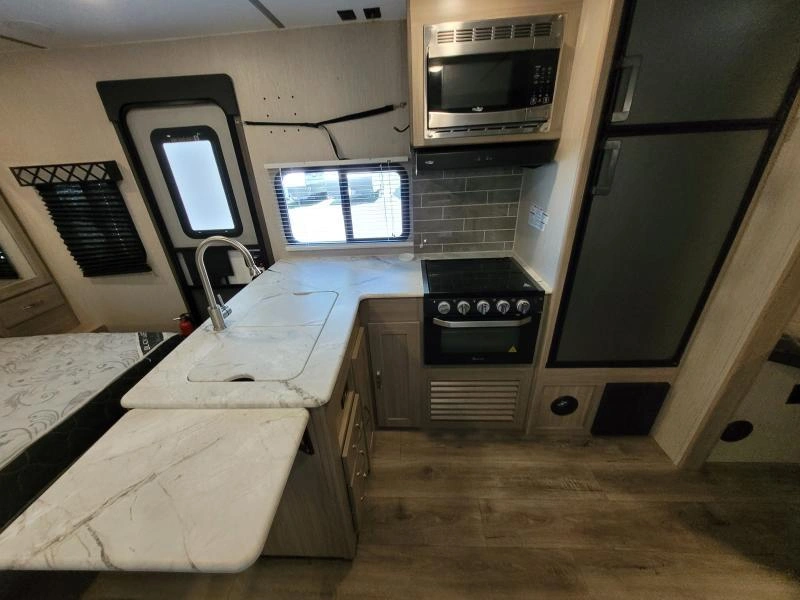 Coachmen Freedom Express 238bhs 2021 alt