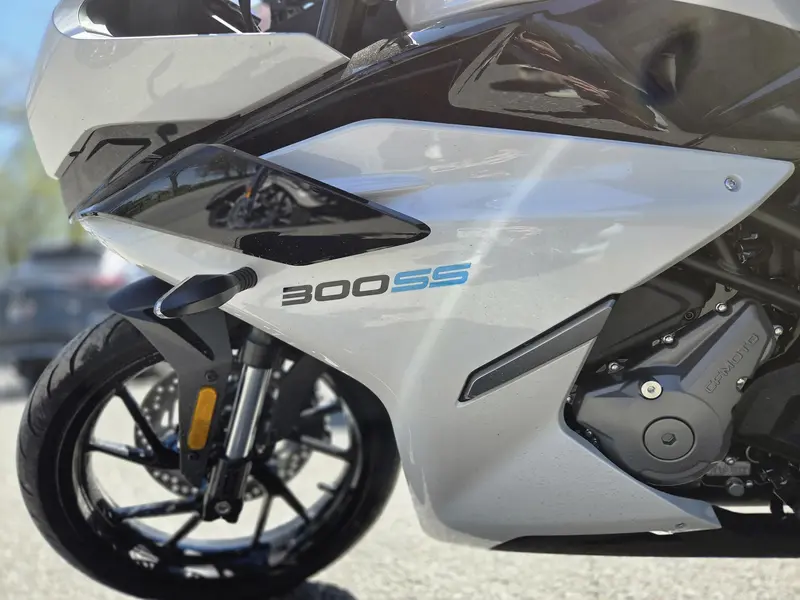 2025 CFMOTO 300SS thumbnail 7