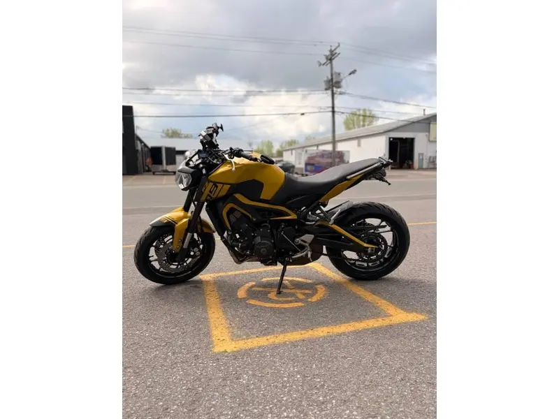 2016 Yamaha FZ09 thumbnail 5