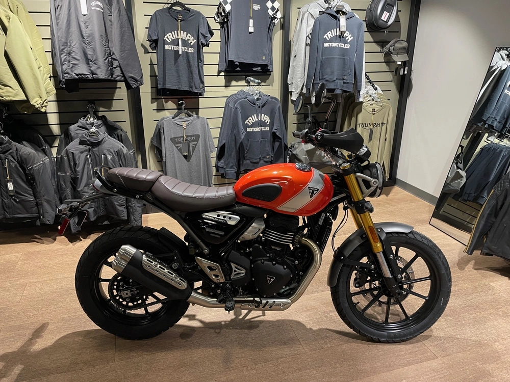 2026 Triumph Scrambler 400 X - Baja Orange / Aluminum Silver alt