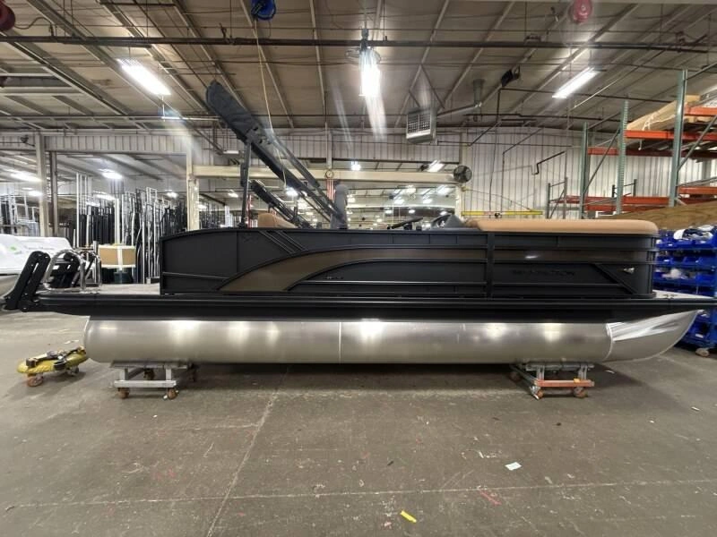 Bennington Marine 22s Swingback Luxe 3t Noir Mat 2026 alt