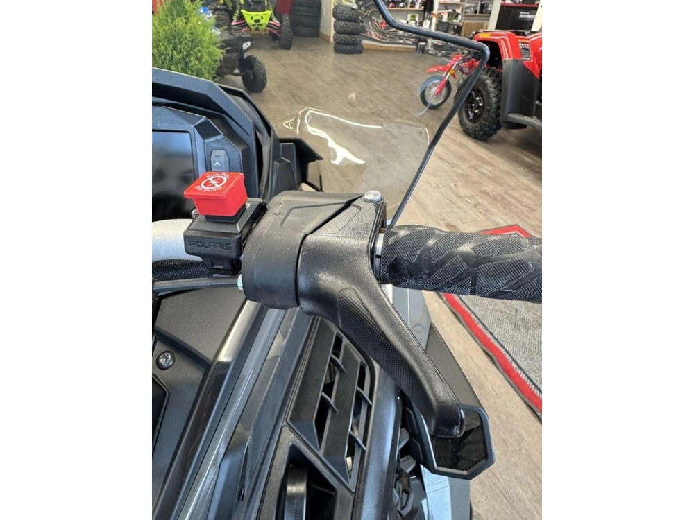 2025 Polaris 650 Indy Adventure 137 Shadow Gray / Gloss Black alt
