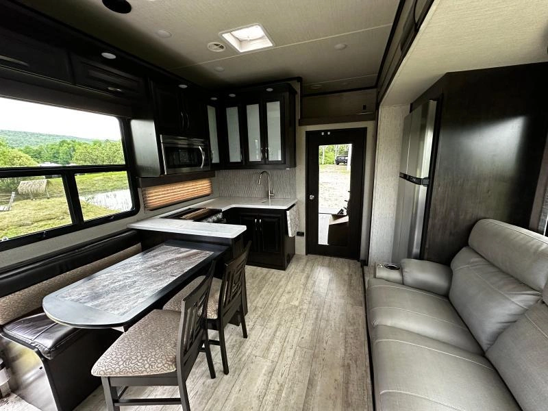 Grand Design Momentum 354m 2018 alt