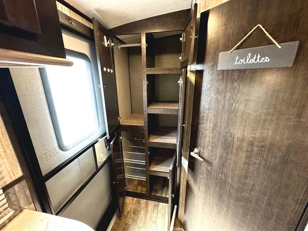 2018 Cruiser Rv Shadow Cruiser 225rbs alt