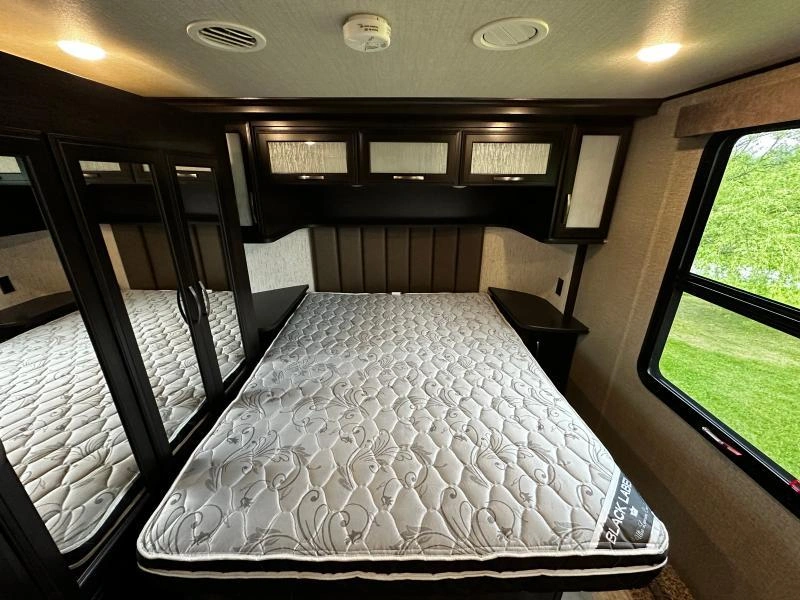 Grand Design Momentum 354m 2018 alt
