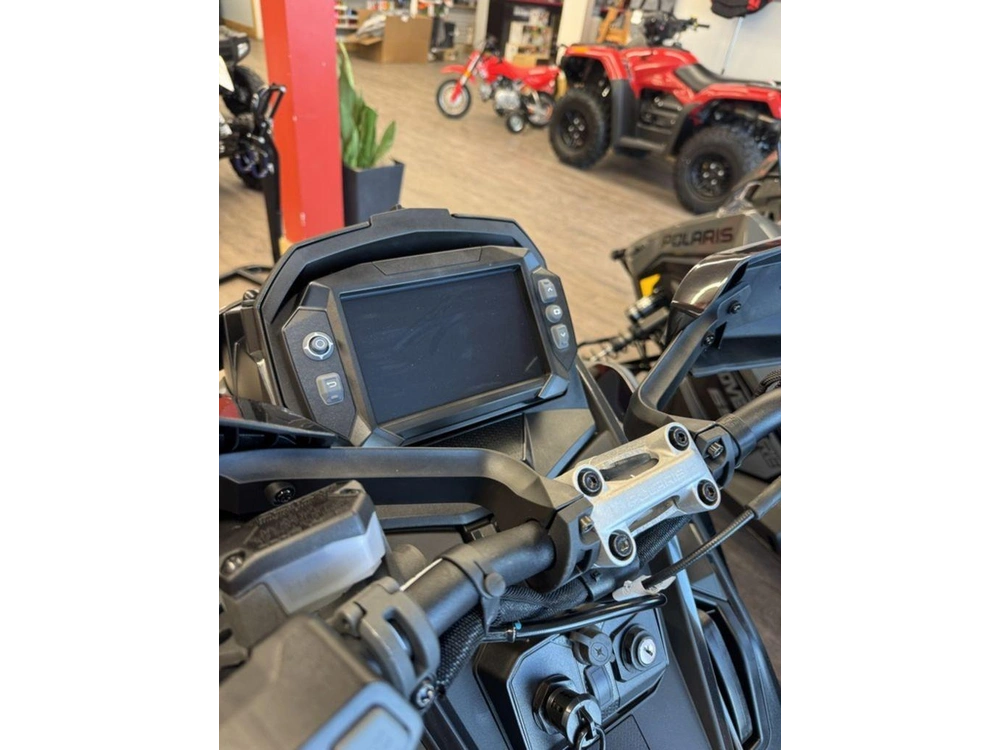 2025 Polaris 850 Indy Xcr 136 Shadow Gray / Gloss Black alt