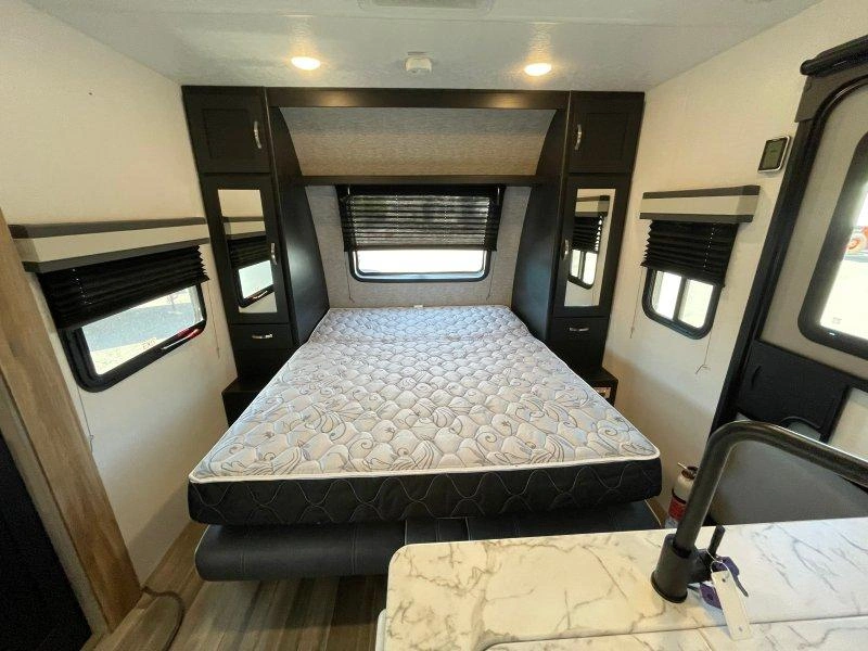 Coachmen Freedom Express 238bhs 2022 alt