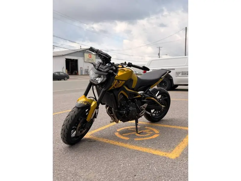2016 Yamaha FZ09 thumbnail 4