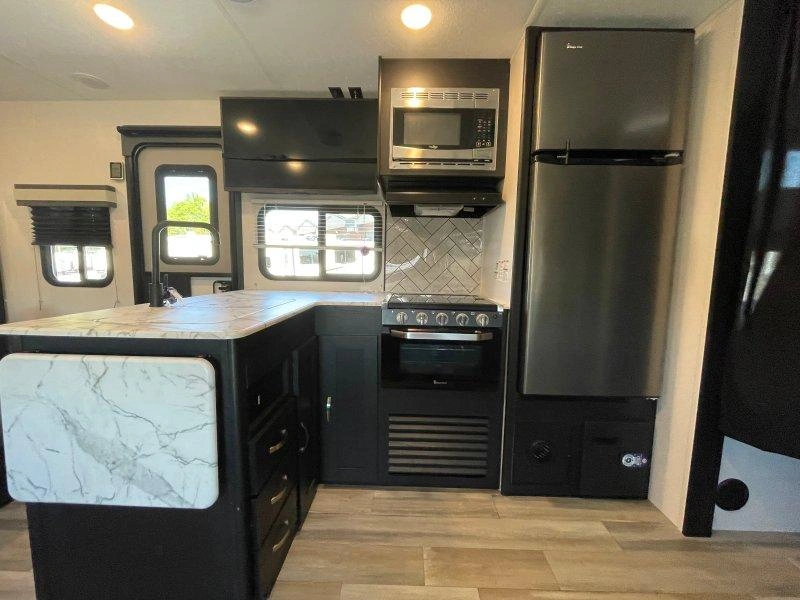 Coachmen Freedom Express 238bhs 2022 alt