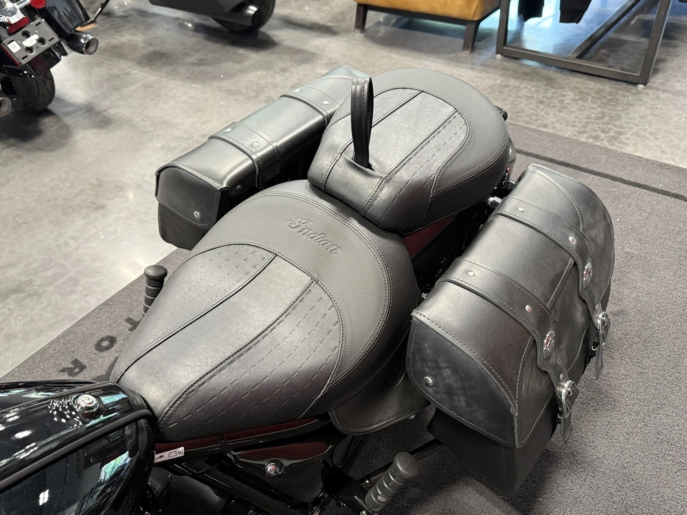 2025 Indian Motorcycle Super Chief Dark Horse, Black Metallic, 49s alt