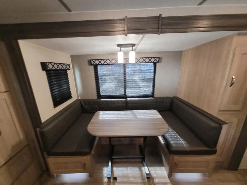 Coachmen Freedom Express 238bhs 2021 alt