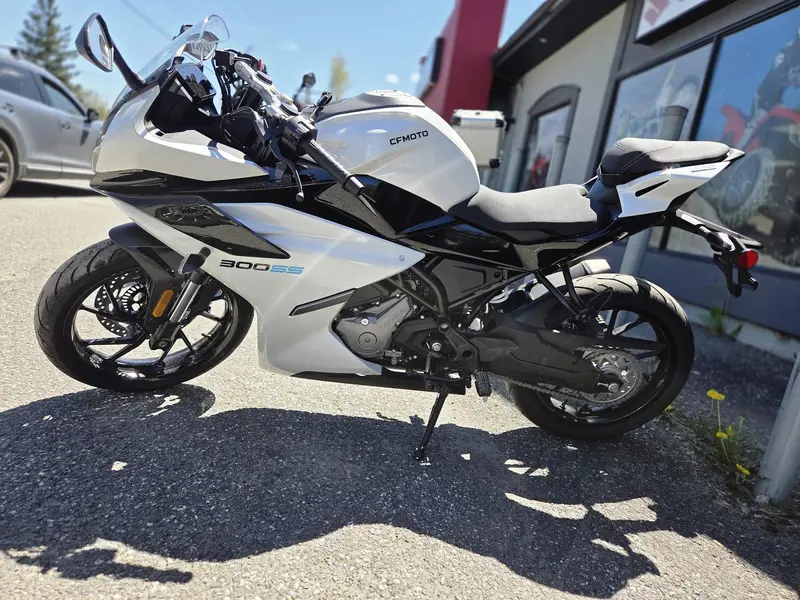 2025 CFMOTO 300SS thumbnail 2