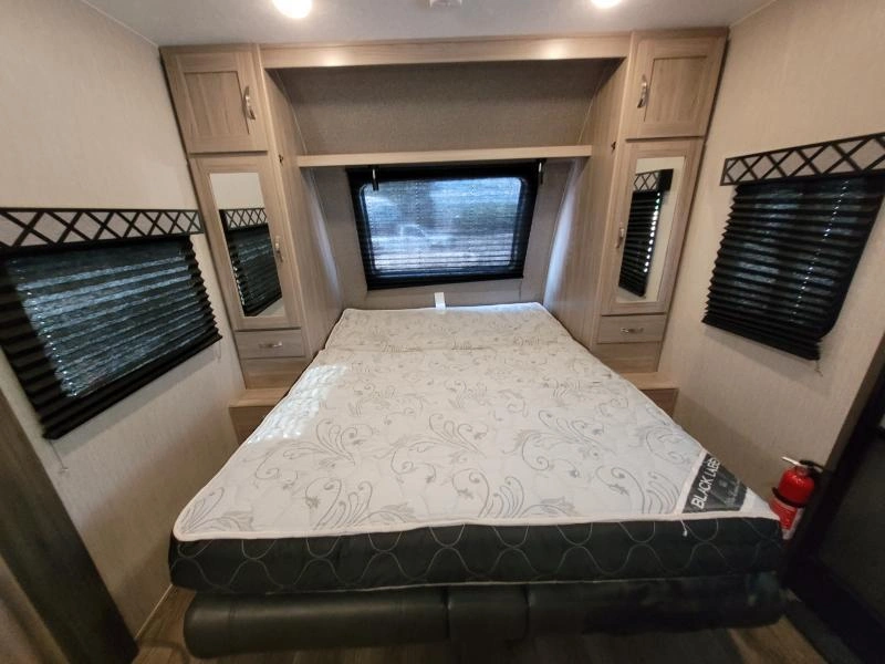 Coachmen Freedom Express 238bhs 2021 alt