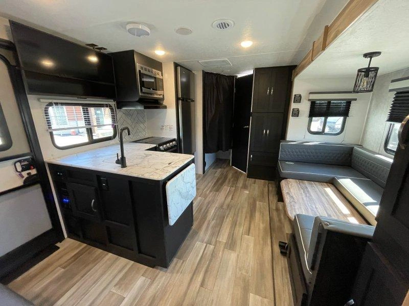 Coachmen Freedom Express 238bhs 2022 alt