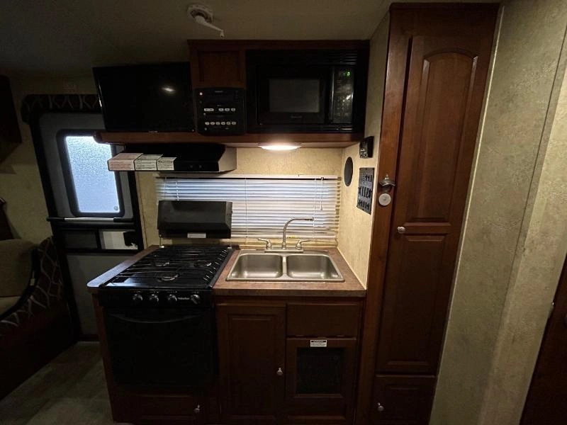 2014 Forest River Flagstaff Shamrock 233ss alt