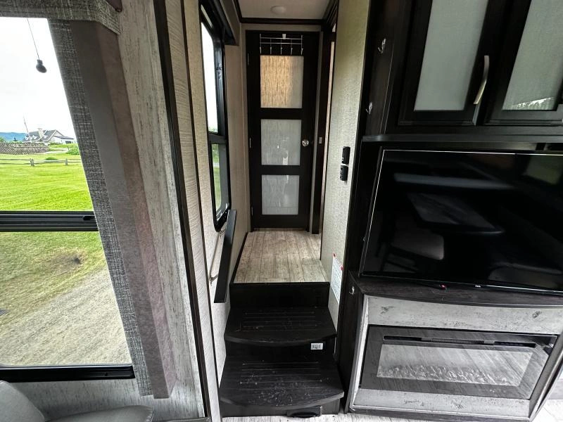 Grand Design Momentum 354m 2018 alt