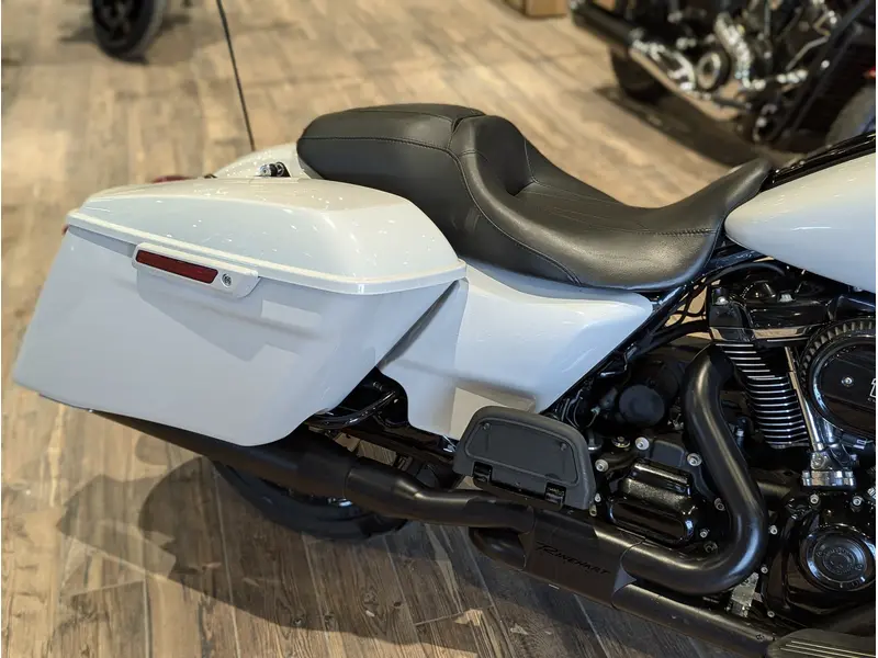 2020 Harley-Davidson Street Glide Special // Stone Washed White Pearl thumbnail 10