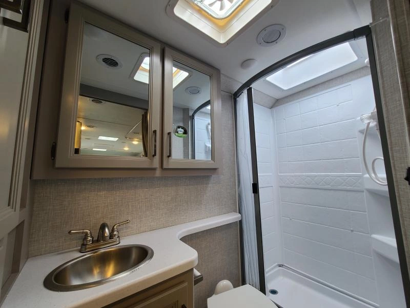 Thor Motor Coach Echelon Lc25 2024 alt