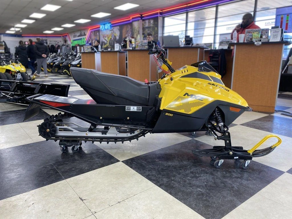 2025 Ski-doo Mxz® 200 alt