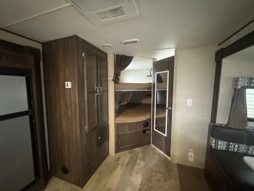 2017 Coachmen Apex 276 Bhss alt