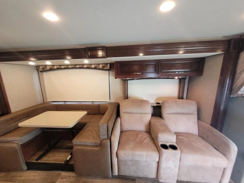 2017 Fleetwood Jamboree 31u alt