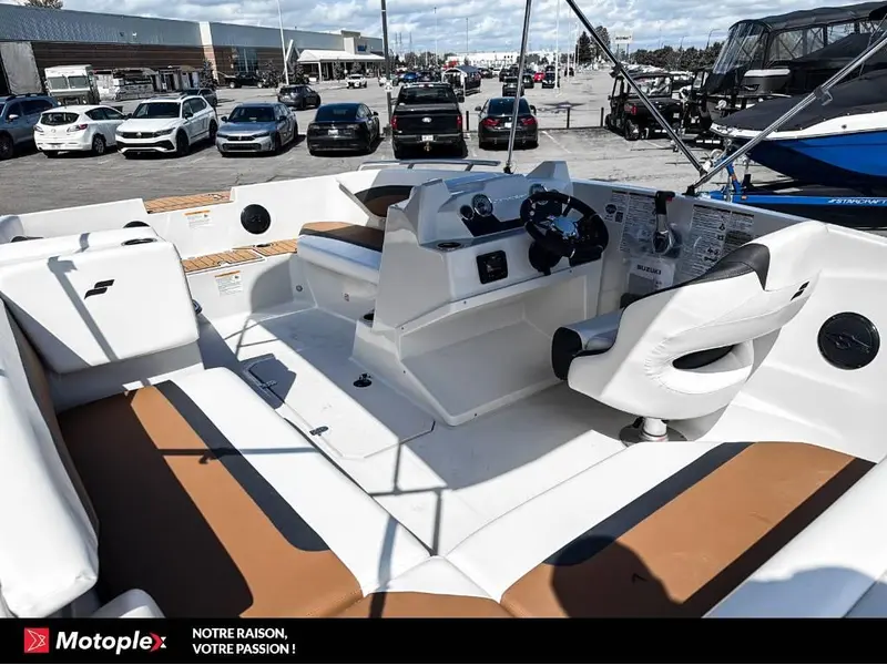 2025 Starcraft SVX 171 OB 90HP  deck boat bateau Ponté thumbnail 8