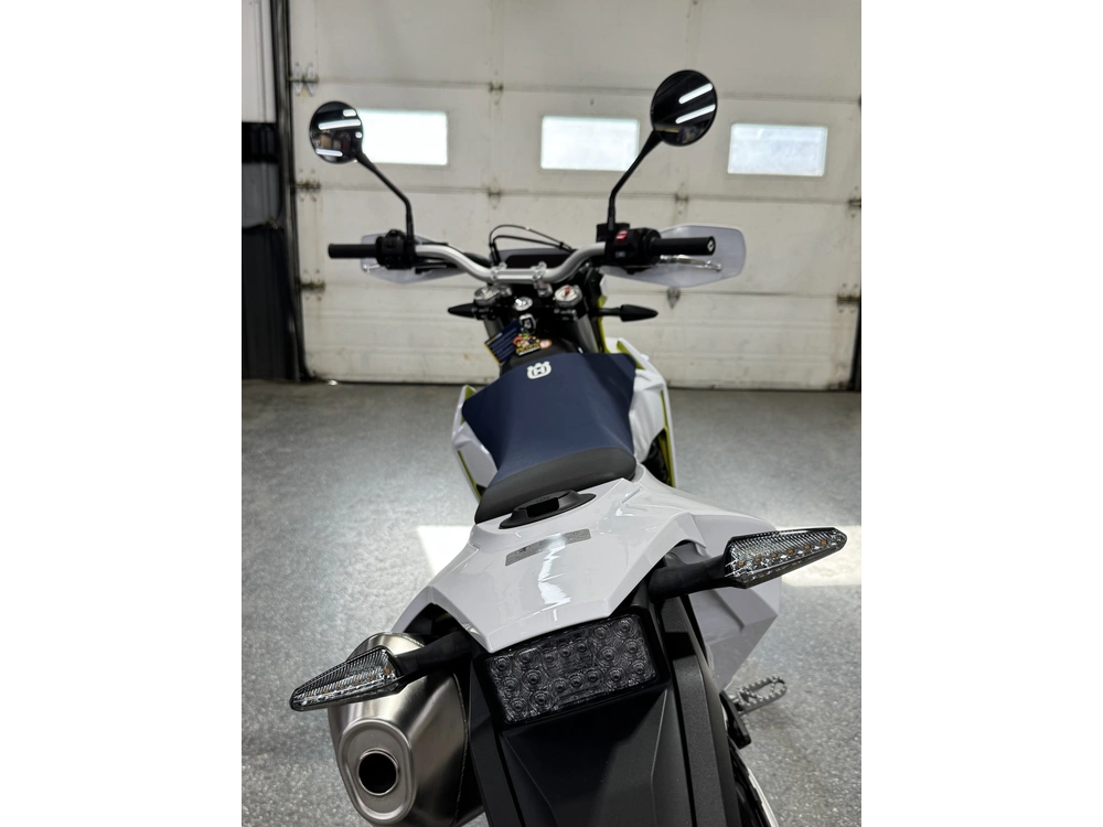 Husqvarna 701 Enduro 2027 alt