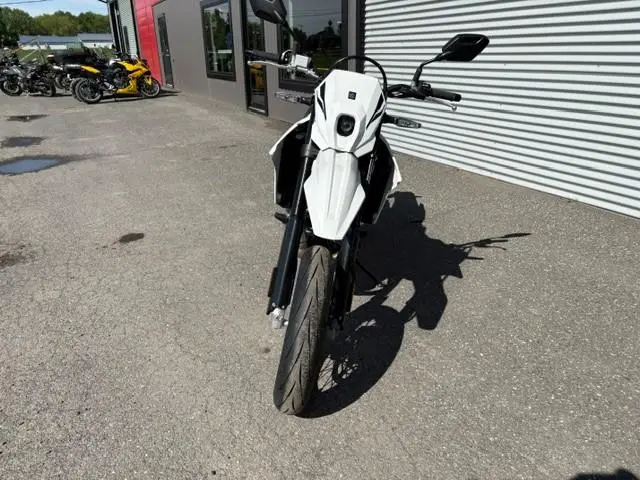 2025 Suzuki DR-Z4 SM thumbnail 4