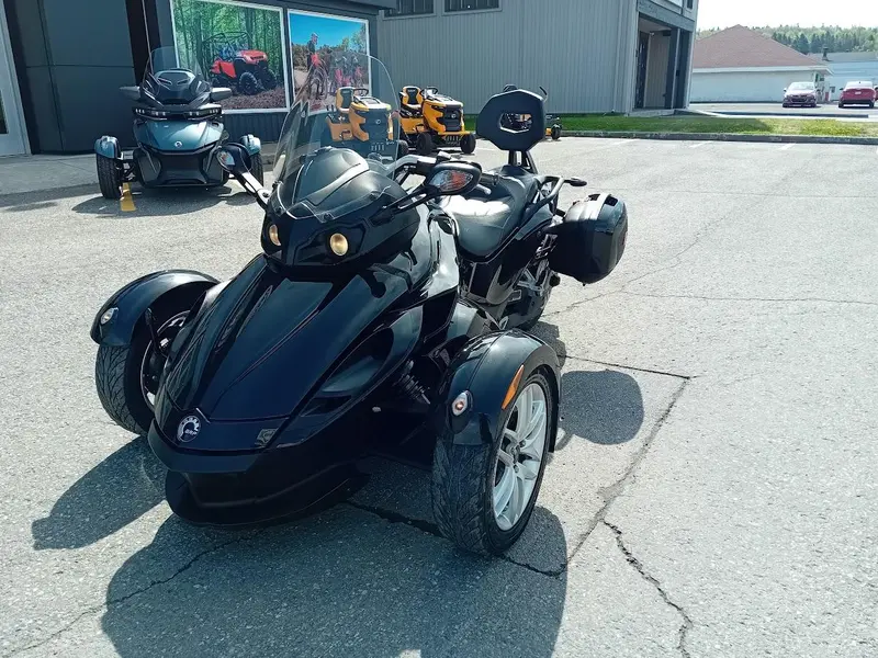 2016 Can-Am SPYDER RS thumbnail 2