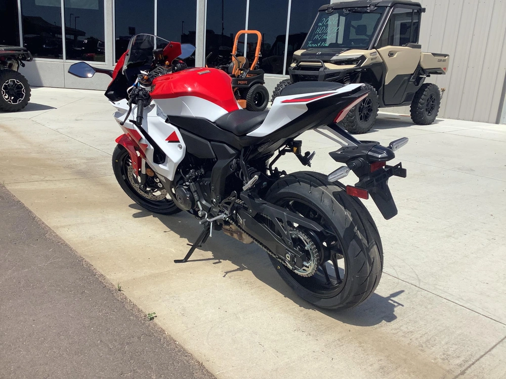 2026 Yamaha Yzf R7 alt