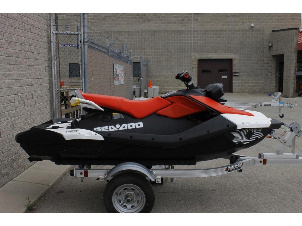 2026 Sea-doo Spark™trixx For 3 Rotax® 900 Ace™ - 90 Ibr And Audio alt