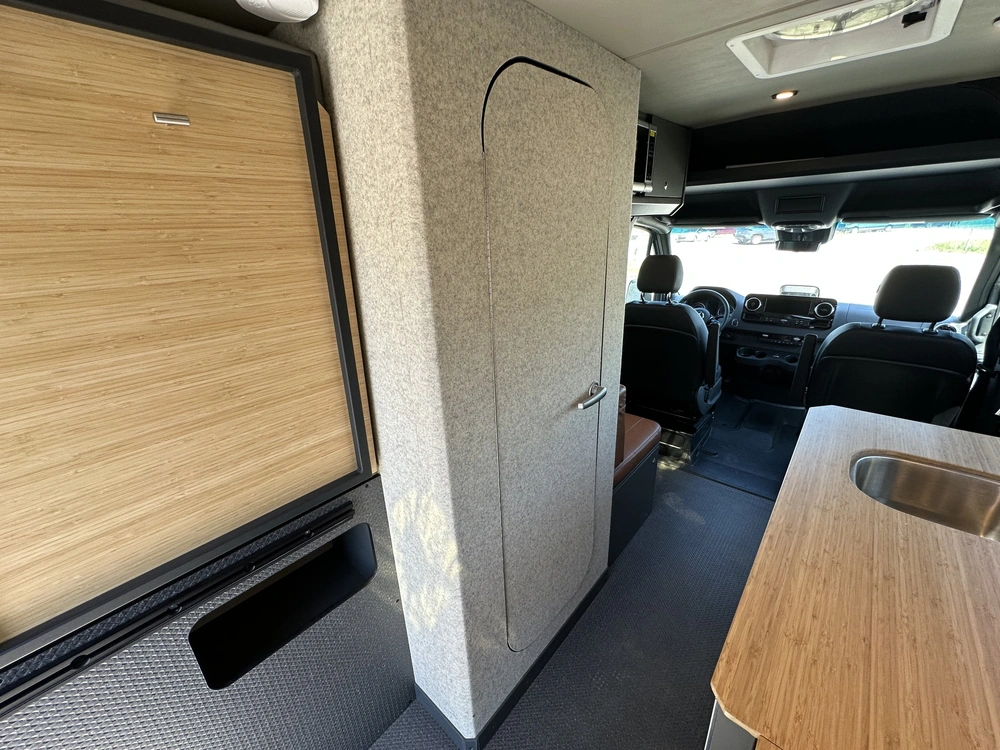2027 Uwagen Série 4 Overland alt