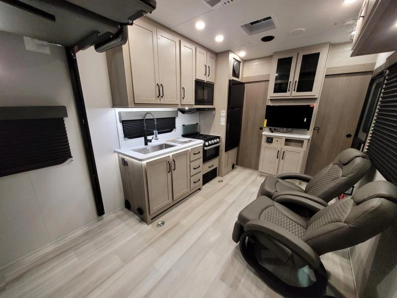 Grand Design Momentum 21g 2025 alt