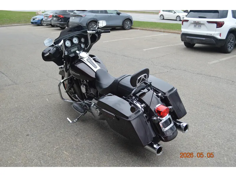 2011 Harley-Davidson FLHX thumbnail 4