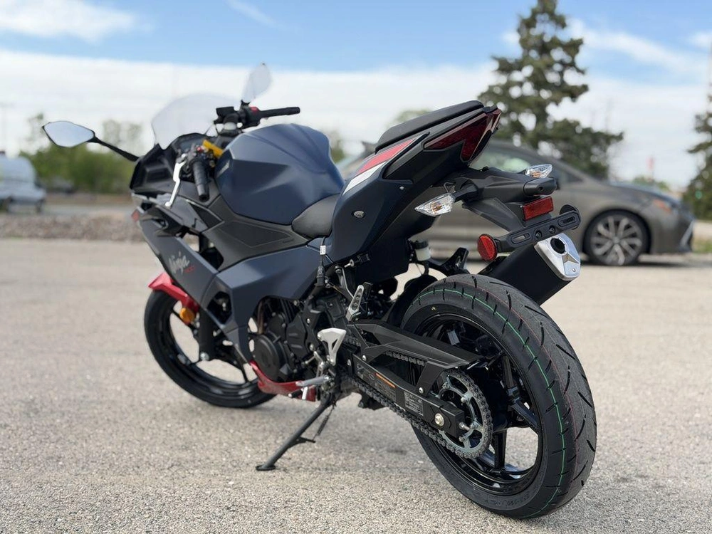 2026 Kawasaki Ninja® 500 Abs Metallic Matte Twilight Blue alt