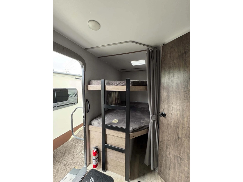 2023 Conquest 276bhs alt