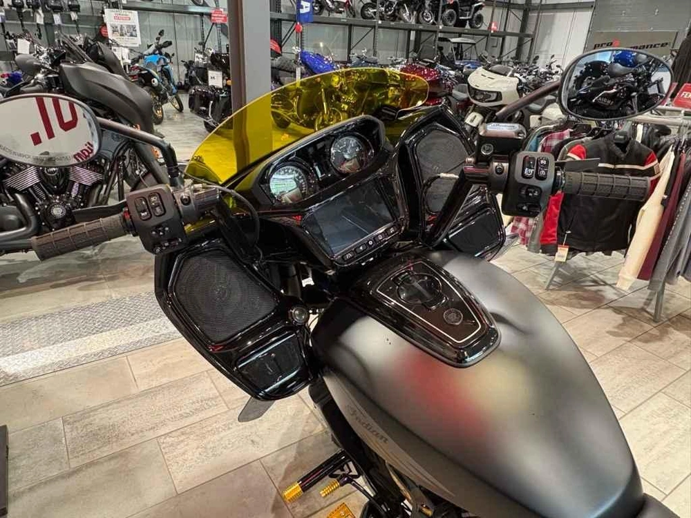 Indian Motorcycle Challenger Dark Horse + 112 & Audio Package 2026 alt