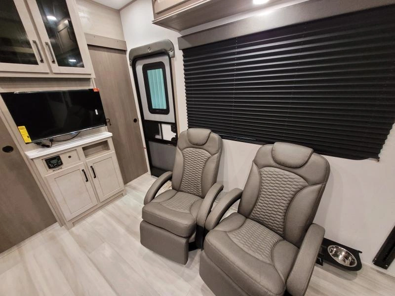 Grand Design Momentum 21g 2025 alt